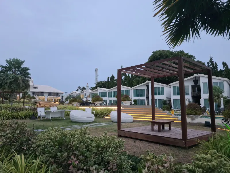 Vannee Golden Sands Beachfront Resort - Image 1