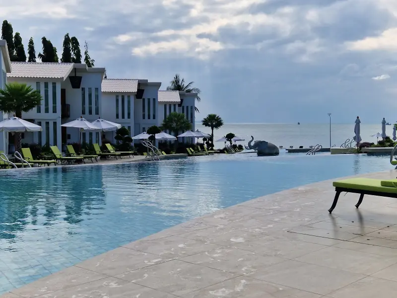 Vannee Golden Sands Beachfront Resort - Image 8